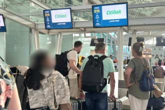 Petugas Imigrasi Semarang mengawal WNA Timor Leste untuk menjalani deportasi melalui Bandara Internasional I Gusti Ngurah Rai.
