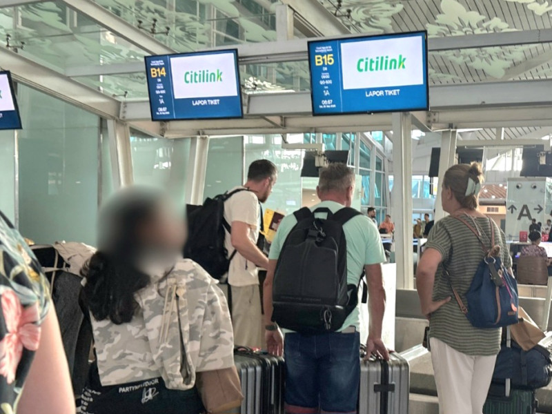 Petugas Imigrasi Semarang mengawal WNA Timor Leste untuk menjalani deportasi melalui Bandara Internasional I Gusti Ngurah Rai.