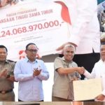 Kakanwil BPN Jatim Muhammad Naim memberikan sertifikat tanah aset milik Pemkot Surabaya kepada Kepala Kejaksaan Tinggi (Kejati) Jatim Abdul Qohar.