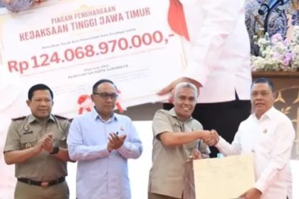 Kakanwil BPN Jatim Muhammad Naim memberikan sertifikat tanah aset milik Pemkot Surabaya kepada Kepala Kejaksaan Tinggi (Kejati) Jatim Abdul Qohar.