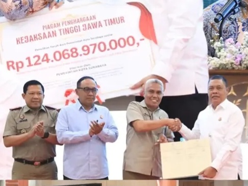 Kakanwil BPN Jatim Muhammad Naim memberikan sertifikat tanah aset milik Pemkot Surabaya kepada Kepala Kejaksaan Tinggi (Kejati) Jatim Abdul Qohar.