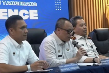 Kakanwil Ditjen Imigrasi, Barron Ichsan memberikan keterangan kepada wartawan saat rilis penangkapan WNA.