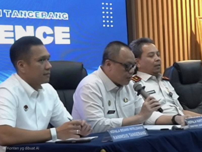Kakanwil Ditjen Imigrasi, Barron Ichsan memberikan keterangan kepada wartawan saat rilis penangkapan WNA.