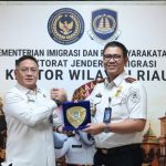 Kakanwil Ditjen Imigrasi Riau, Agung Prianto saat menerima kunjungan Kakanwil Ditjen Imigrasi Kepulauan Riau, Guntur Sahat Hamonangan.