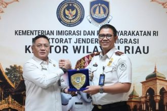 Kakanwil Ditjen Imigrasi Riau, Agung Prianto saat menerima kunjungan Kakanwil Ditjen Imigrasi Kepulauan Riau, Guntur Sahat Hamonangan.