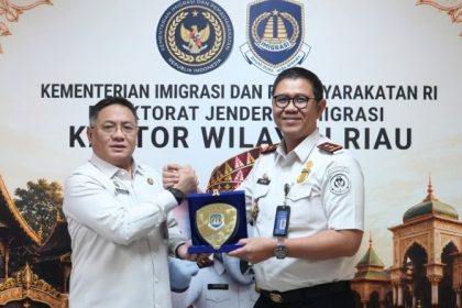 Kakanwil Ditjen Imigrasi Riau, Agung Prianto saat menerima kunjungan Kakanwil Ditjen Imigrasi Kepulauan Riau, Guntur Sahat Hamonangan.