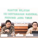 Kepala Bagian Tata Usaha Kanwil BPN Jatim Risdianto Prabowo Samodro (kiri), mewakili Kepala Kanwil BPN Jatim dan Agung Basuki, Kakantah Kota Surabaya II.