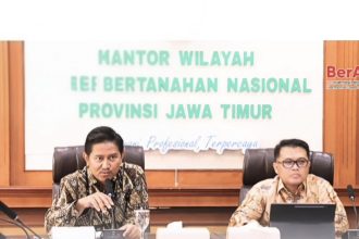 Kepala Bagian Tata Usaha Kanwil BPN Jatim Risdianto Prabowo Samodro (kiri), mewakili Kepala Kanwil BPN Jatim dan Agung Basuki, Kakantah Kota Surabaya II.