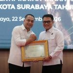Kakantah Surabaya II Agung Basuki (kanan) menerima penghargaan dari Wali Kota Surabaya, Eri Cahyadi yang dilaksanakan di Kejaksaan Tinggi (Kejati) Jatim.