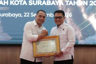 Kakantah Surabaya II Agung Basuki (kanan) menerima penghargaan dari Wali Kota Surabaya, Eri Cahyadi yang dilaksanakan di Kejaksaan Tinggi (Kejati) Jatim.