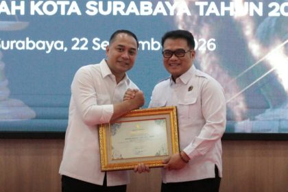 Kakantah Surabaya II Agung Basuki (kanan) menerima penghargaan dari Wali Kota Surabaya, Eri Cahyadi yang dilaksanakan di Kejaksaan Tinggi (Kejati) Jatim.