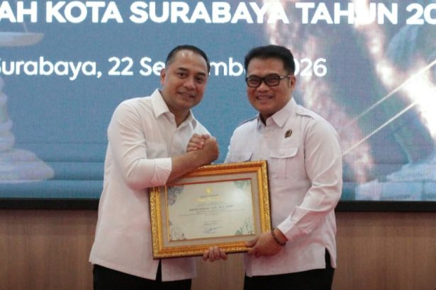 Kakantah Surabaya II Agung Basuki (kanan) menerima penghargaan dari Wali Kota Surabaya, Eri Cahyadi yang dilaksanakan di Kejaksaan Tinggi (Kejati) Jatim.
