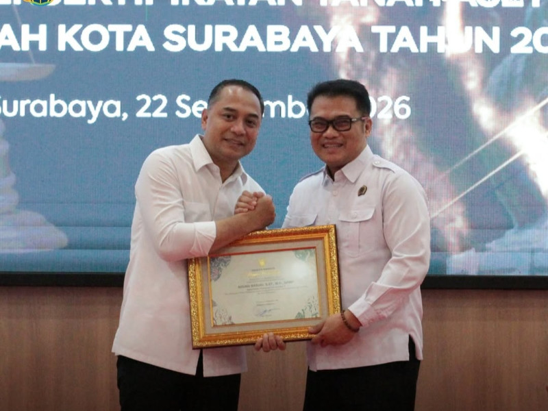 Kakantah Surabaya II Agung Basuki (kanan) menerima penghargaan dari Wali Kota Surabaya, Eri Cahyadi yang dilaksanakan di Kejaksaan Tinggi (Kejati) Jatim.
