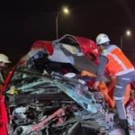 Minibus Travel Daytrans rusak parah setelah menabrak truk di Tol Jombang-Mojokerto.