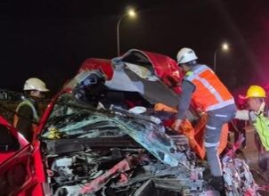 Minibus Travel Daytrans rusak parah setelah menabrak truk di Tol Jombang-Mojokerto.