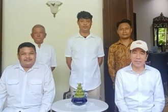 Foto saat Achmad Hidayat saat berkunjung ke kediaman mantan Presiden RI Joko Widodo.
