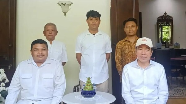 Foto saat Achmad Hidayat saat berkunjung ke kediaman mantan Presiden RI Joko Widodo.