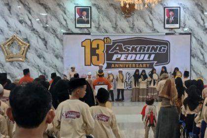 Suasana kegiatan bakti sosial dalam rangka HUT ke-13 Askring Peduli wadah sosial Kantor Club.