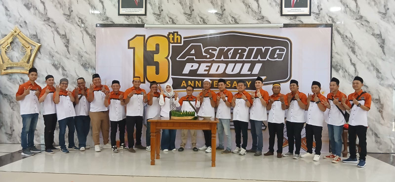 Anggota Askring Peduli foto Kantor Club foto bersama dalam kegiatan baksos berbagi dengan panti asuhan.