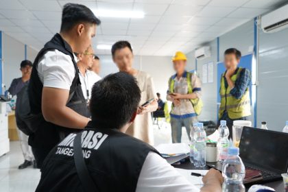 Petugas imigrasi melakukan pengawasan terhadap WNA yang bekerja di beberapa perusahaan yang mempekerjakan WNA.