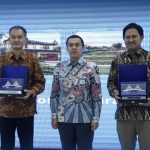 Kepala Bagian Tata Usaha Risdianto Samudro Prabowo (kanan) menerima cenderamata dalam kegiatan