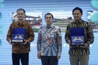 Kepala Bagian Tata Usaha Risdianto Samudro Prabowo (kanan) menerima cenderamata dalam kegiatan