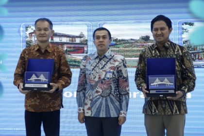 Kepala Bagian Tata Usaha Risdianto Samudro Prabowo (kanan) menerima cenderamata dalam kegiatan