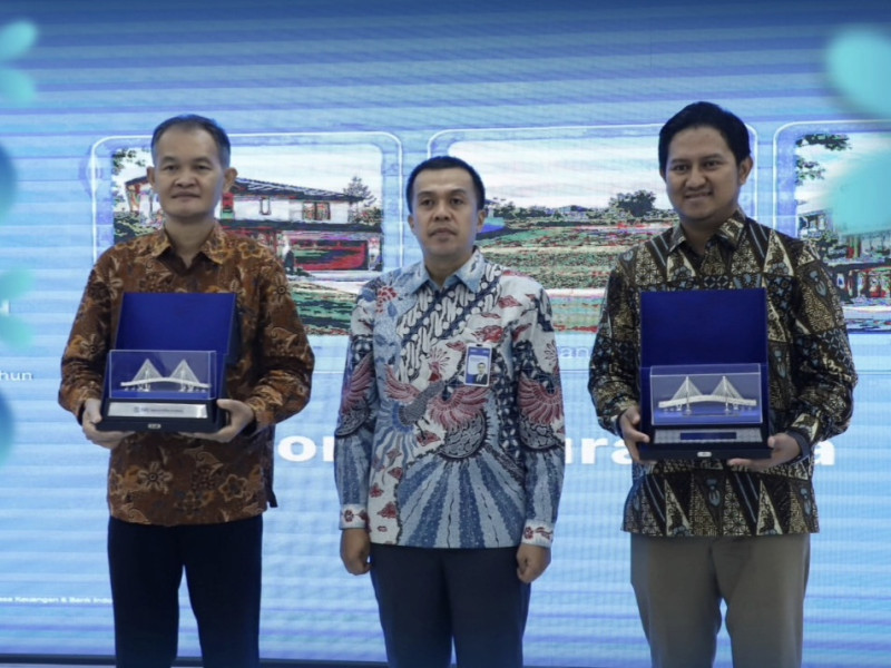 Kepala Bagian Tata Usaha Risdianto Samudro Prabowo (kanan) menerima cenderamata dalam kegiatan