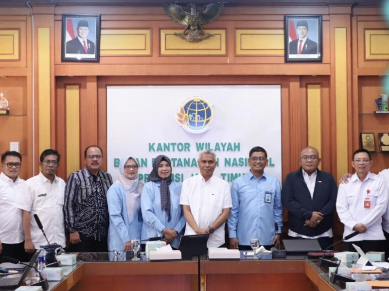Kepala Kanwil BPN Jatim Muhammad Naim saat menerima kunjungan kerja Tim Asisten Deputi Pengaduan Masyarakat Kementerian Sekretariat Negara (Kemensetneg) di Kantor Wilayah BPN Jatim, Surabaya, Rabu, 7 Oktober 2026.