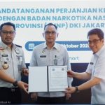 Kepala Kantor Wilayah Direktorat Jenderal Imigrasi Daerah Khusus Jakarta Pamuji Raharja (tengah) menyaksikan komitmen Imigrasi Bersinar antara Kakanim Jakbar Rakha Sukma Purnama (kiri) dan Kepala BNNP DKI Jakarta Brigjen Pol Awang Joko Rumitro (kanan).