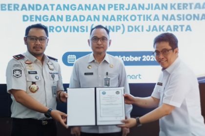 Kepala Kantor Wilayah Direktorat Jenderal Imigrasi Daerah Khusus Jakarta Pamuji Raharja (tengah) menyaksikan komitmen Imigrasi Bersinar antara Kakanim Jakbar Rakha Sukma Purnama (kiri) dan Kepala BNNP DKI Jakarta Brigjen Pol Awang Joko Rumitro (kanan).