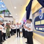 Jajaran petugas Imigrasi Juanda bersama jajaran perwakilan Forkopimda Surabaya me-launching Beranda Imigrasi BG Junction.