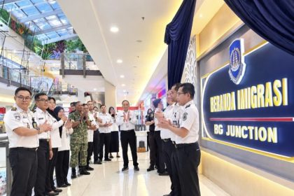 Jajaran petugas Imigrasi Juanda bersama jajaran perwakilan Forkopimda Surabaya me-launching Beranda Imigrasi BG Junction.