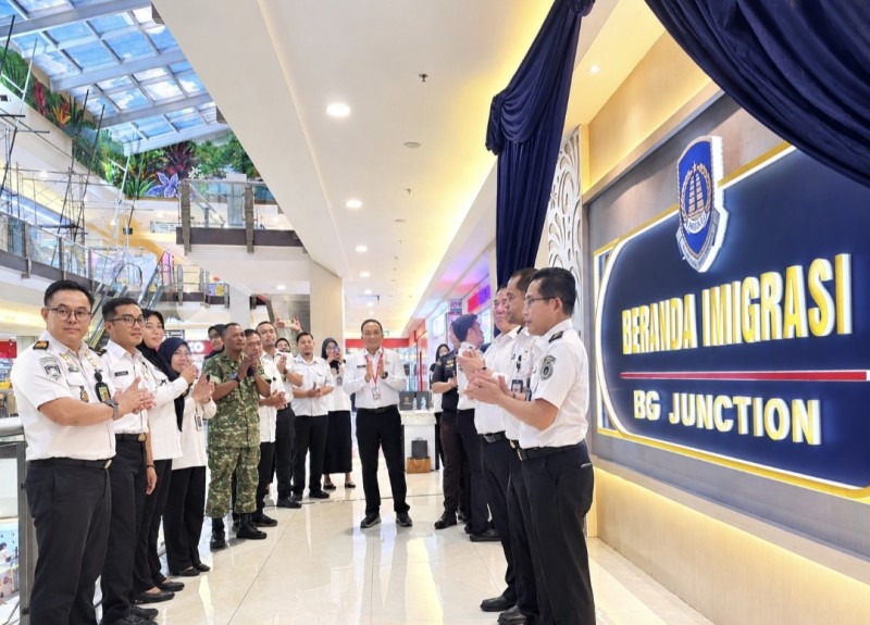 Jajaran petugas Imigrasi Juanda bersama jajaran perwakilan Forkopimda Surabaya me-launching Beranda Imigrasi BG Junction.