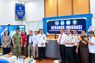 Kepala Kantor Imigrasi Semarang, Ari Widodo, bersama jajaran Forkopimda menyaksikan launching Beranda Imigrasi.