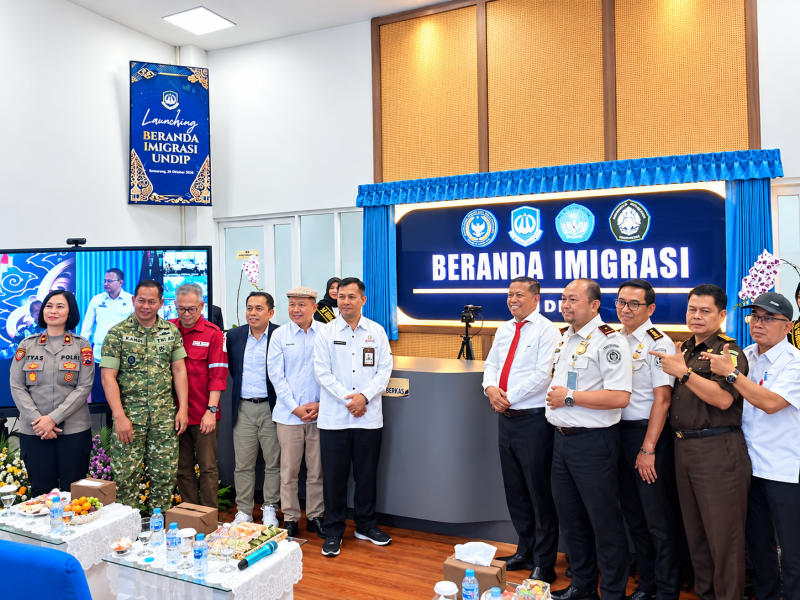 Kepala Kantor Imigrasi Semarang, Ari Widodo, bersama jajaran Forkopimda menyaksikan launching Beranda Imigrasi.